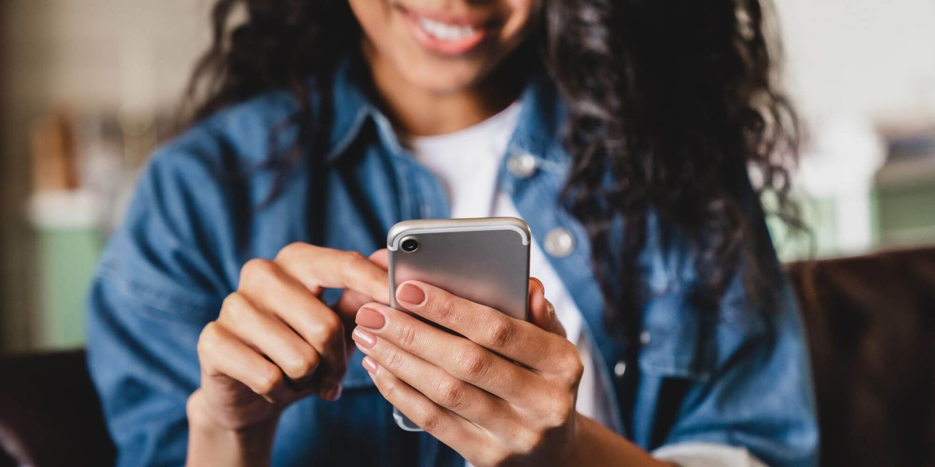 Frau bedient Apps auf dem Smartphone