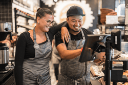 Ein Bild von zwei Mitarbeitenden einer Müller & Egerer Backstube.