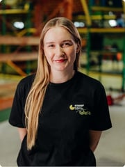 DE-rabatzz-video-case-portrait-image-Lina