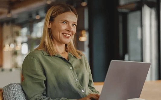 Smarter staffing decisions, woman sitting with laptop